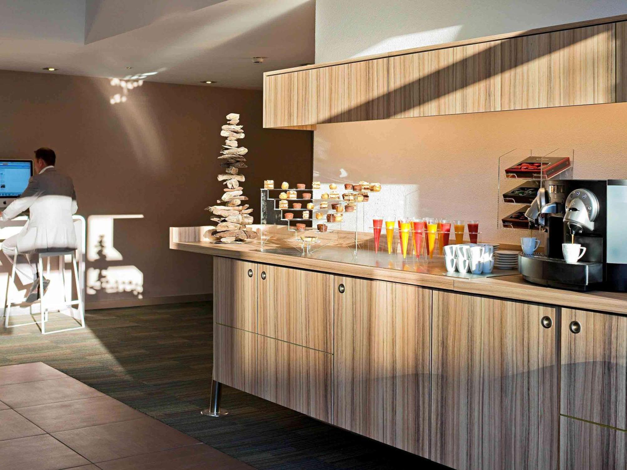 Novotel Lausanne Bussigny Крисие Екстериор снимка